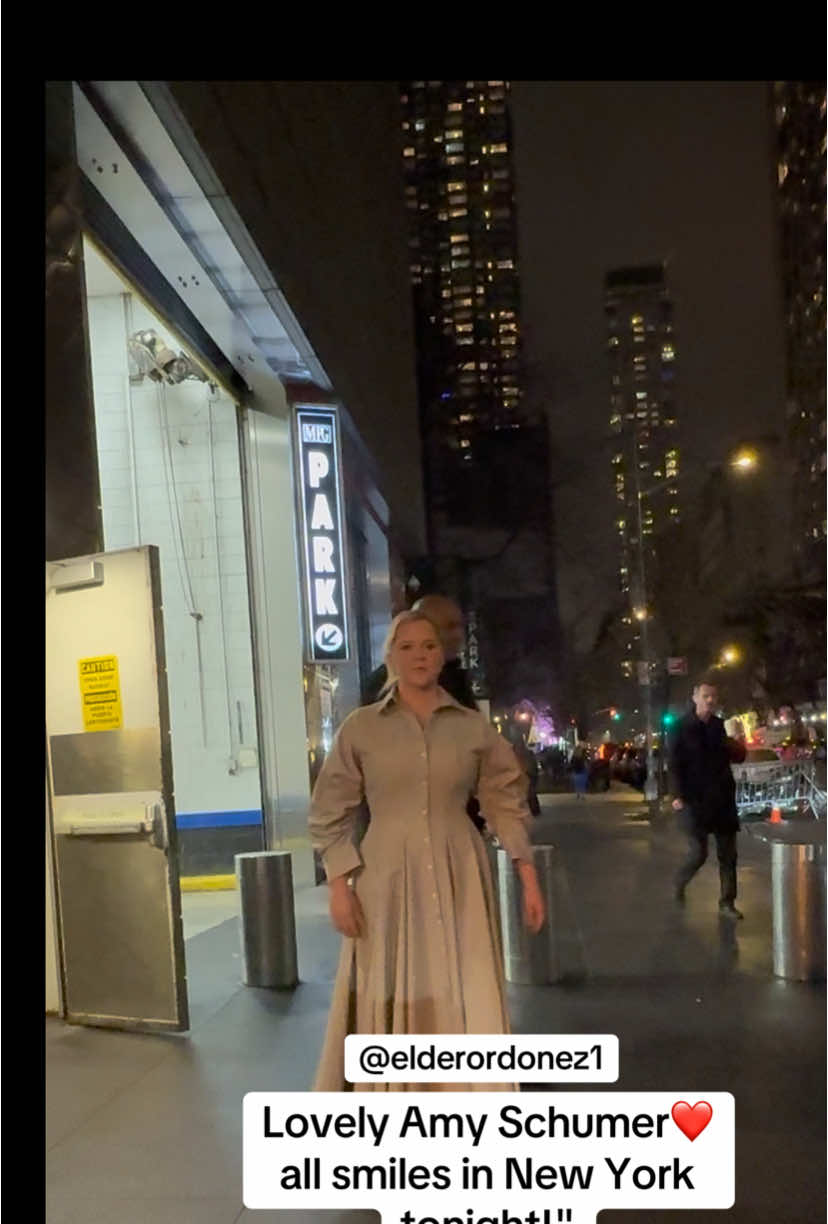 Lovely Amy Schumer,❤️❤️  all smiles while arriving at the Comic Relief Gala in New York tonight! I love her— she’s always so nice to us and friendly with her fans. (🎥) @elderordonez1  #amyschumer #comedy #funny  #Love #newyork #benaffleck #pretty #beautiful #happy  #justinbieber #haileybieber #kimkardashian #kyliejenner #fyp #yourpage #newyork #selenagomez #taylorswift 