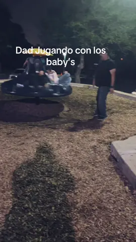 Dad jugando con los babys tarde en el parque #dadjugandoconlosbaby’s #Navidad 