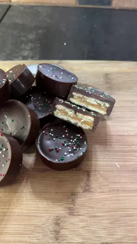 Do you love sweet & salty? Try these Ritz peanut butter, chocolate dipped cookies! 🎄🍫  #bakedbythelake #cottagefoodbaker #festiverecipes #recipeoftheday #NoBakeDesserts #homebaker #easybaking #HolidayTreats #ritzcrackers #peanutbuttercookies #kenora #lotw 