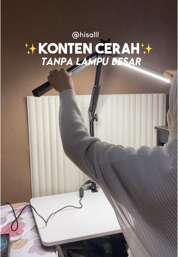 cita cita jadi konten kreator tapi ga pinya ruangan gede buat naruh lampu softbox? coba deh pake lampu ini menyalaa banget🔥✨ #lampukonten #lampukontenkreator #lighting #lightingtips #cuantanpabatas #jagoanvideotrending #megaguncang1212 #longervideo #lightingkonten #desklamp #lampumeja 