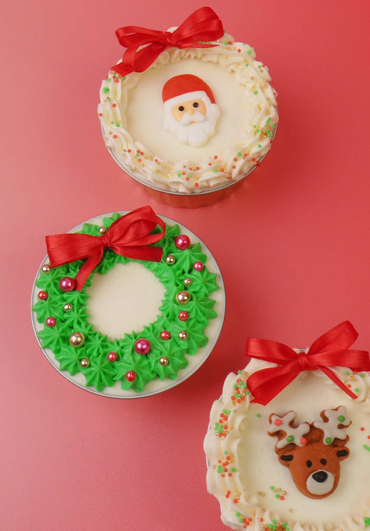 This is your sign to decorate Christmas cupcakes!🧁🎅🏻✨ @kootek makes it easy with their beginner-friendly decorating kits. I used their turntable along with tips K16 and K27 to create cute designs on my cupcake tins. #ad  #cupcakes #cupcakedecorating #christmas #cupcakesofinstagram #christmasbaking #holidaybaking #cakedecorating #baking #christmascupcakes #kootek #christmastreats #christmasdessert #holidaydesserts #HolidayTreats