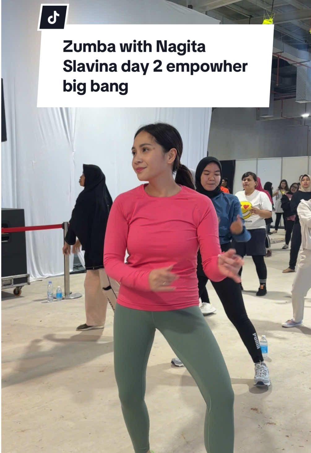 BUNDFIT hari ini super duper seruuuu soalnya bestie yang dateng ke #EmpowHerBigBang bisa zumba bareng Nagita @raffinagita1717 & Hiki @hiki_janika 😍💖  Pastinya sebelum zumba bareng bestie Nagita @raffinagita1717 ga lupa buat isi tenaga dulu pake @fitbar.official biar makin semangattt olahraganya 💃🪩