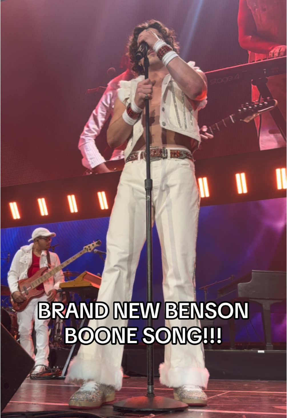 @Benson premiered his BRAND NEW SINGLE ‘Young American Heart’ at Jingle Ball tonight!!!  Jingle Ball is presented by @capitalone  #iheartjingleball24 #kissfmjingleball #bensonboone