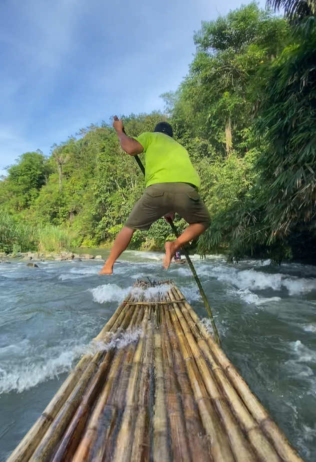 Hoki banget jumpa paman joki yang ini. Nah, kawaan pian berani kah membanyuakan kaya ini? #fyp #fypシ゚ #loksado #loksadokalsel #bamboorafting #wisatakalsel 