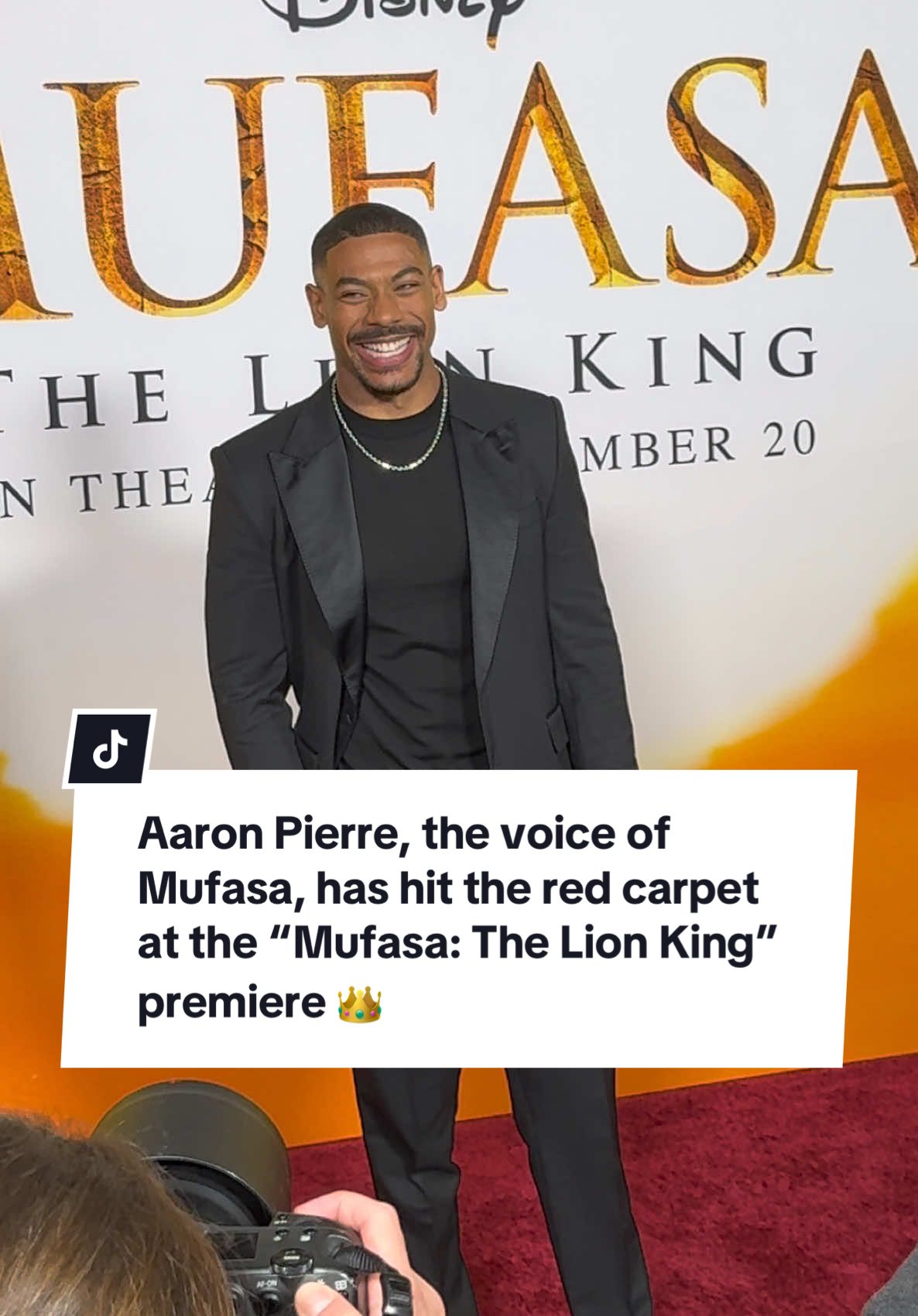 @Aaron Pierre, the voice of Mufasa, has arrived on the red carpet at the “Mufasa: The Lion King” premiere 👑 #aaronpierre #mufasa #thelionking #disney #redcarpet