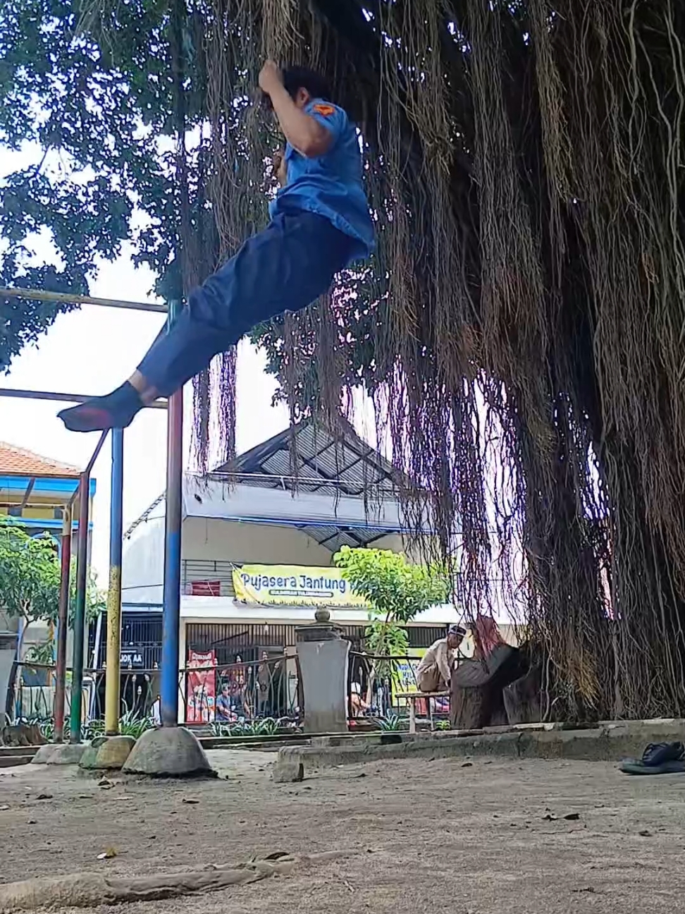 WARNING!!! calisthenics after school🤡 (jangan ditiru tanpa pengawasan dan latihan yang memadai) #afterschool #calisthenics #streetworkout  #workout  #anaksekolah 