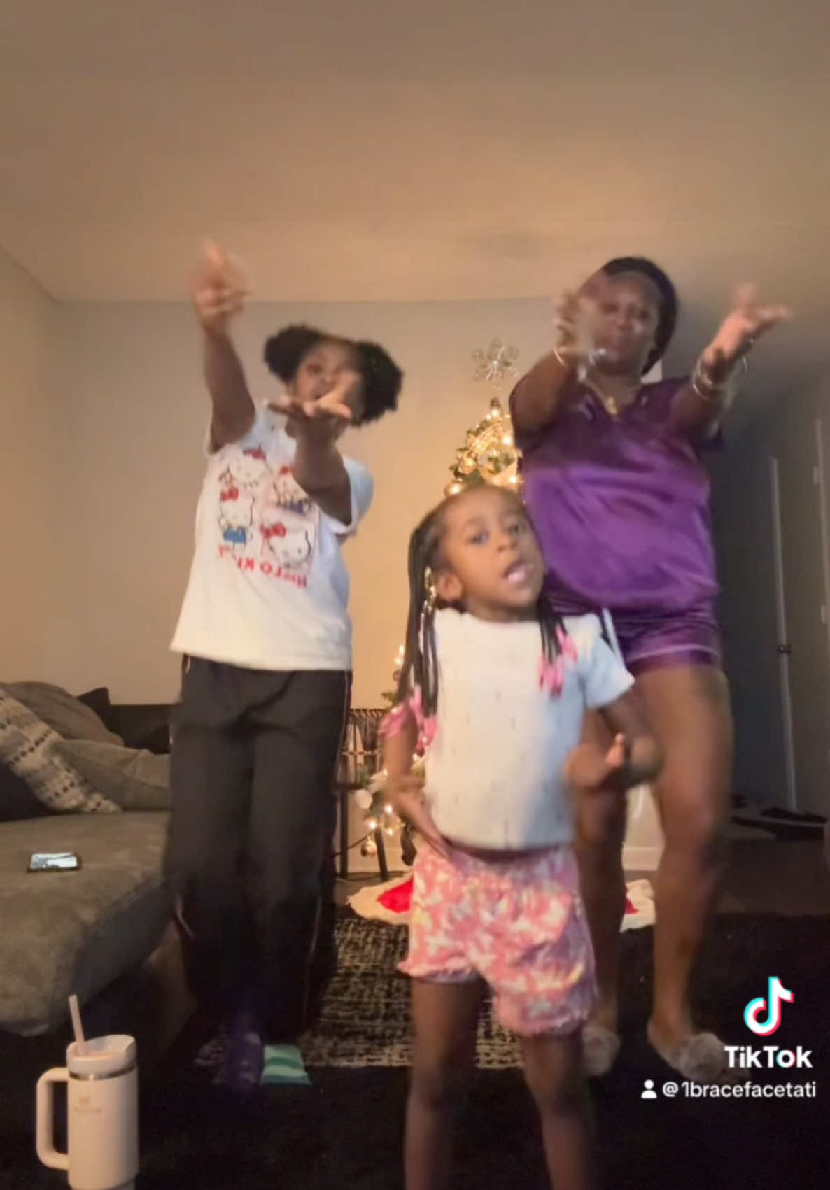 🤣 idk what choyce was doing but this dance now lives in mh head rent free 😩😩 #fyp #viralvideo #trendingsong 
