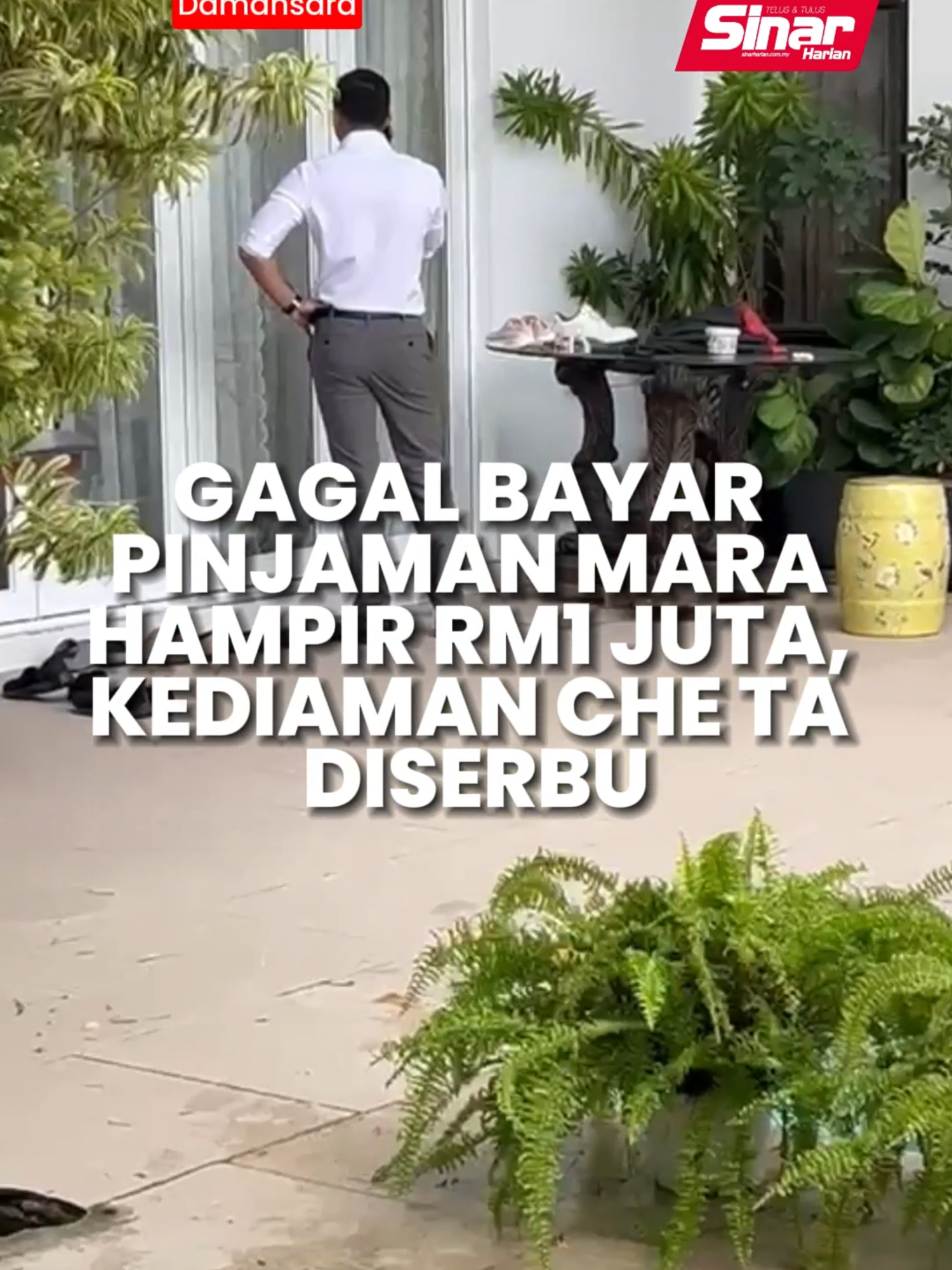 Gagal bayar pinjaman Mara hampir RM1 juta, kediaman Che Ta diserbu Majlis Amanah Raya (Mara) bertindak menyerbu kediaman aktres Rozita Che Wan atau lebih dikenali sebagai Che Ta di Kota Damansara, pagi ini. Menurut sumber, tindakan itu dilakukan bagi membolehkan pihak Mara menilai barangan dalam rumah terbabit bagi tujuan penyitaan selepas selebriti 51 tahun itu gagal menjelaskan pinjaman bernilai hampir RM1 juta. Anda boleh baca berita penuh di portal Sinar Harian di www.sinarharian.com.my atau swipe up di IG story serta jangan lupa follow IG @sinarharian untuk berita terkini dalam dan luar negara. #SinarHarian #60saat #Cheta #RozitaCheWan #serbu #mara