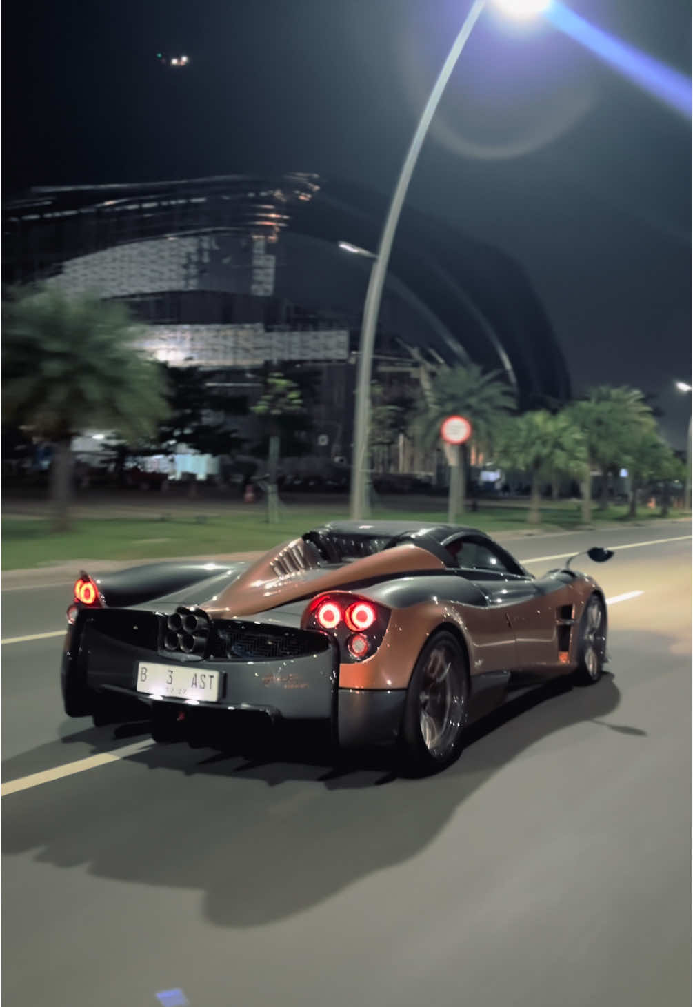 Jalan jalan bareng artis🤩 #paganihuayra 