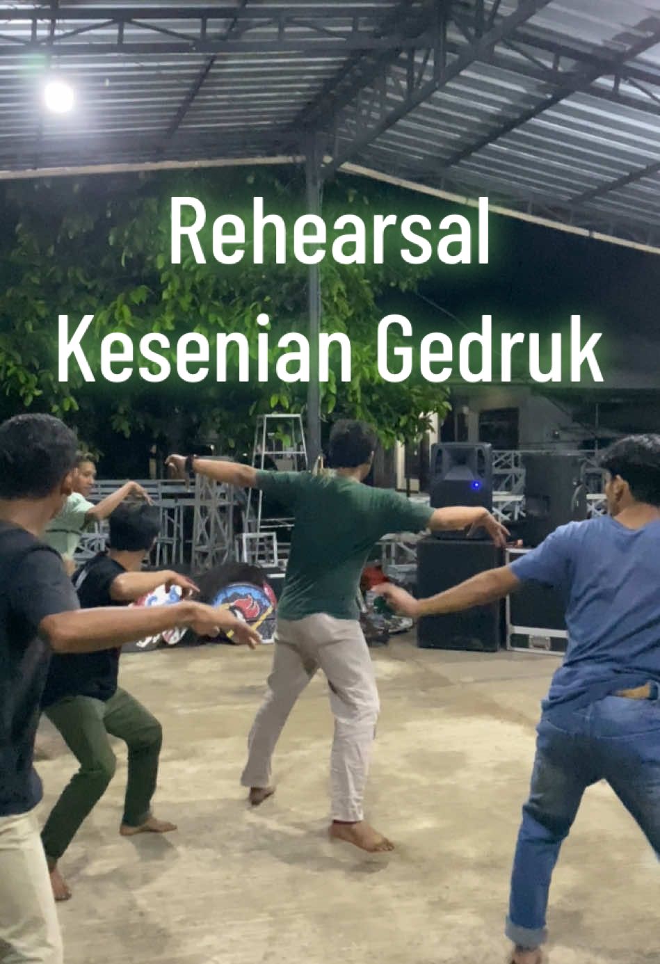 Rehearsal Kesenian Gedruk @Affada_production Affada Indonesia 🇮🇩 Jangan lupa merapat tgl 29 Desember bolo ! Lumayan untuk mengenang seni akhir tahunmu 🔥🔥 #gamelan #gedruk #seni #jathilan #affada #topengireng #dayakan #angguk #powerirama #karawitan #k #magelang24jam #karawitan #k #jogja24jam #klasik #legend #indonesia🇮🇩