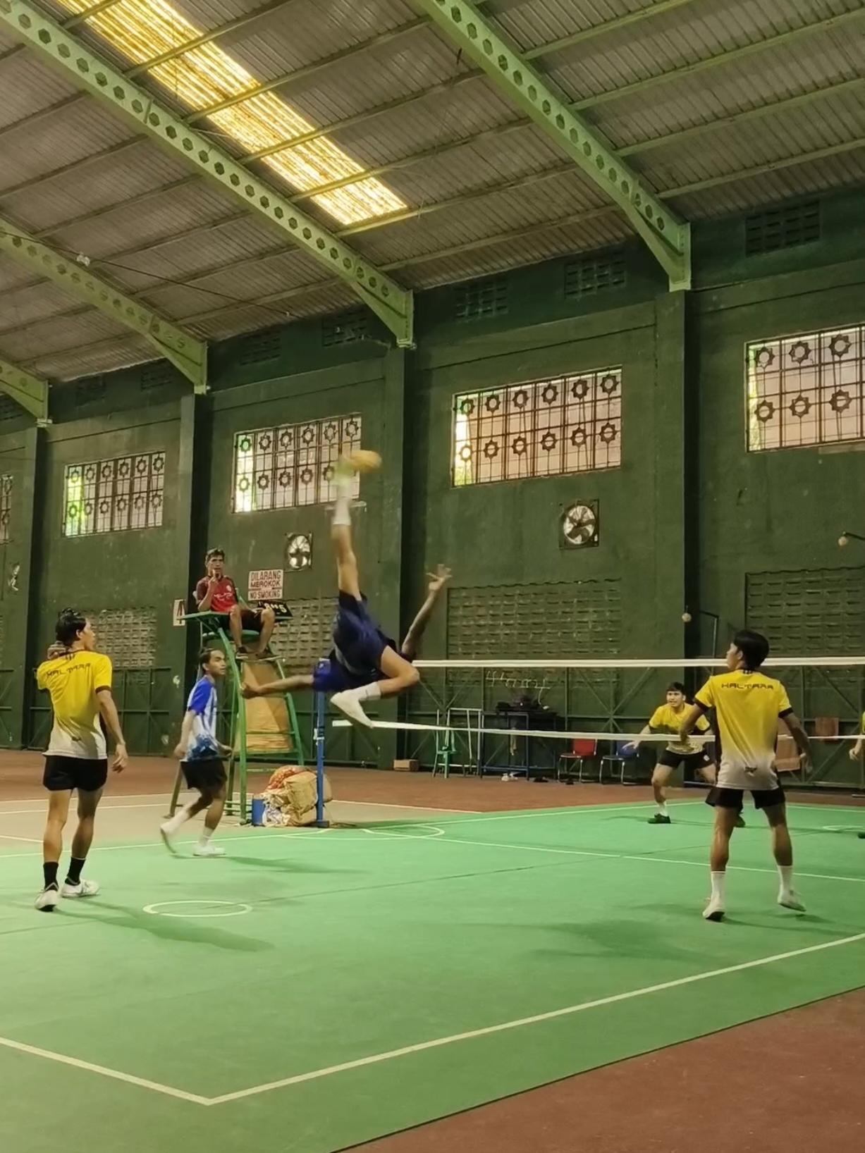 apa pun resikonya, mesin tempur ibu tidak boleh menyerah🔥 #sepaktakraw #proses #rollspike #katakata #quotes #fyp 
