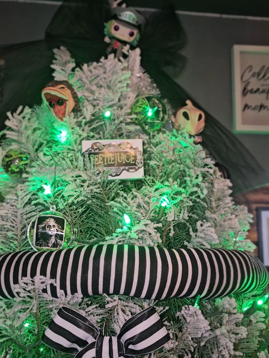 A Beetlejuice Christmas ! #beetlejuice #christmastree #beetlejuicechristmastree #beetlejuicebeetlejuice #timeburton #timburtonmovies #jennaortega #christmas #halloweenchristmastree #fypシ゚viral 