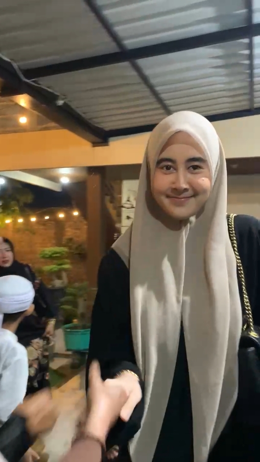 sungguh indah nya 😍 masyaAllah ketemu lagi umi Hani dan Ifah inten 🥰🥰 @inten assegaf @haniyahyaaa  #majelissholawat #majelisazzahir #azzahir #azzahirpekalongan #zahirmania #syarifahinten #syarifahintenassegaf #intenassegaf #umihani #syarifahumihani #syarifahummuhanibinyahya 