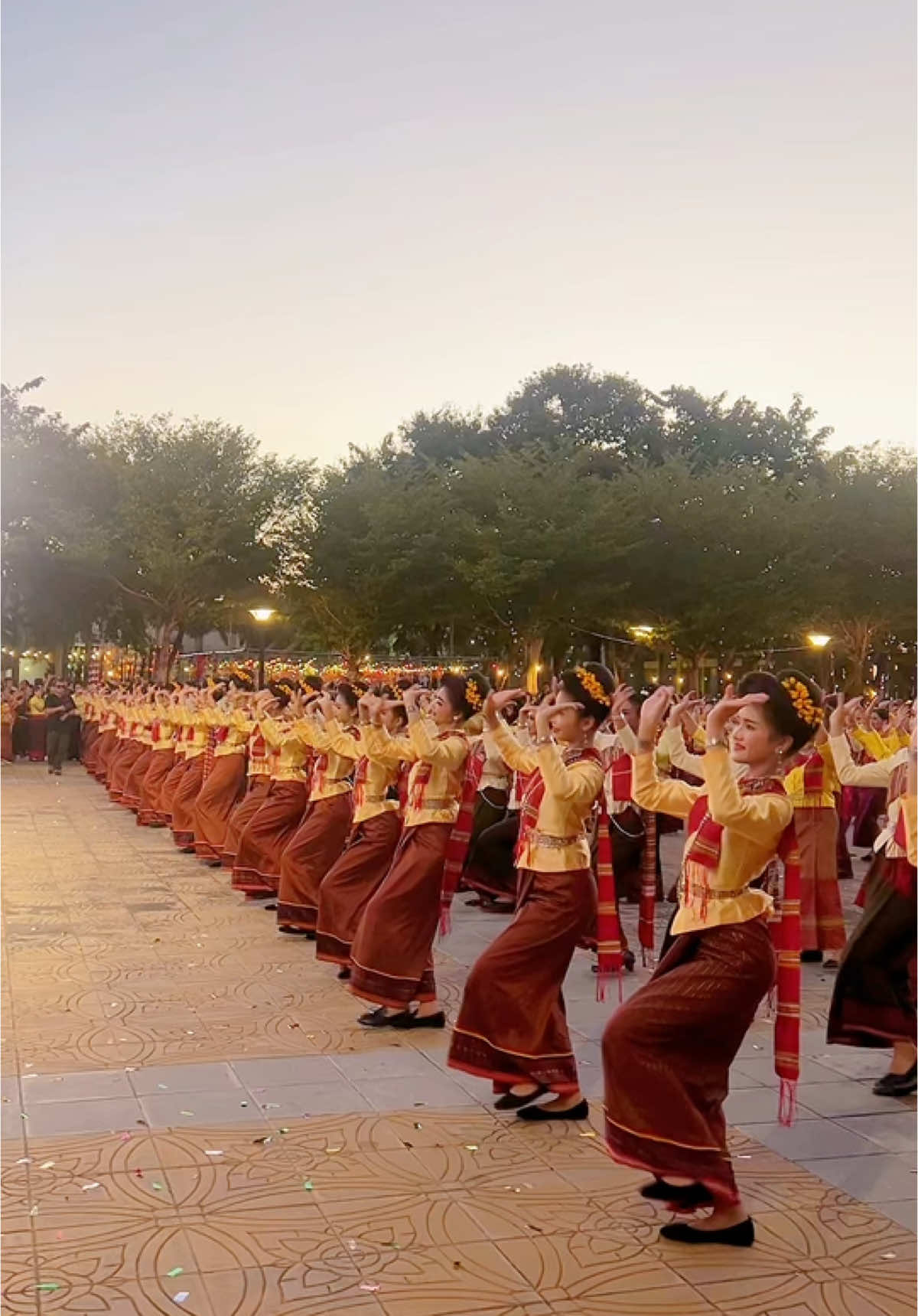 นางรำต้นแบบจากโรงเรียนศรีสะเกษวิทยาลัย ในงาน 242 ปี #นาฏศิลป์โรงเรียนศรีสะเกษวิทยาลัย #โรงเรียนศรีสะเกษวิทยาลัย #นาฏศิลป์ไทย #ศรีสะเกษหวานมาก #242ปีศรีสะเกษ #นาฏศิลป์ศรีสะเกษ 