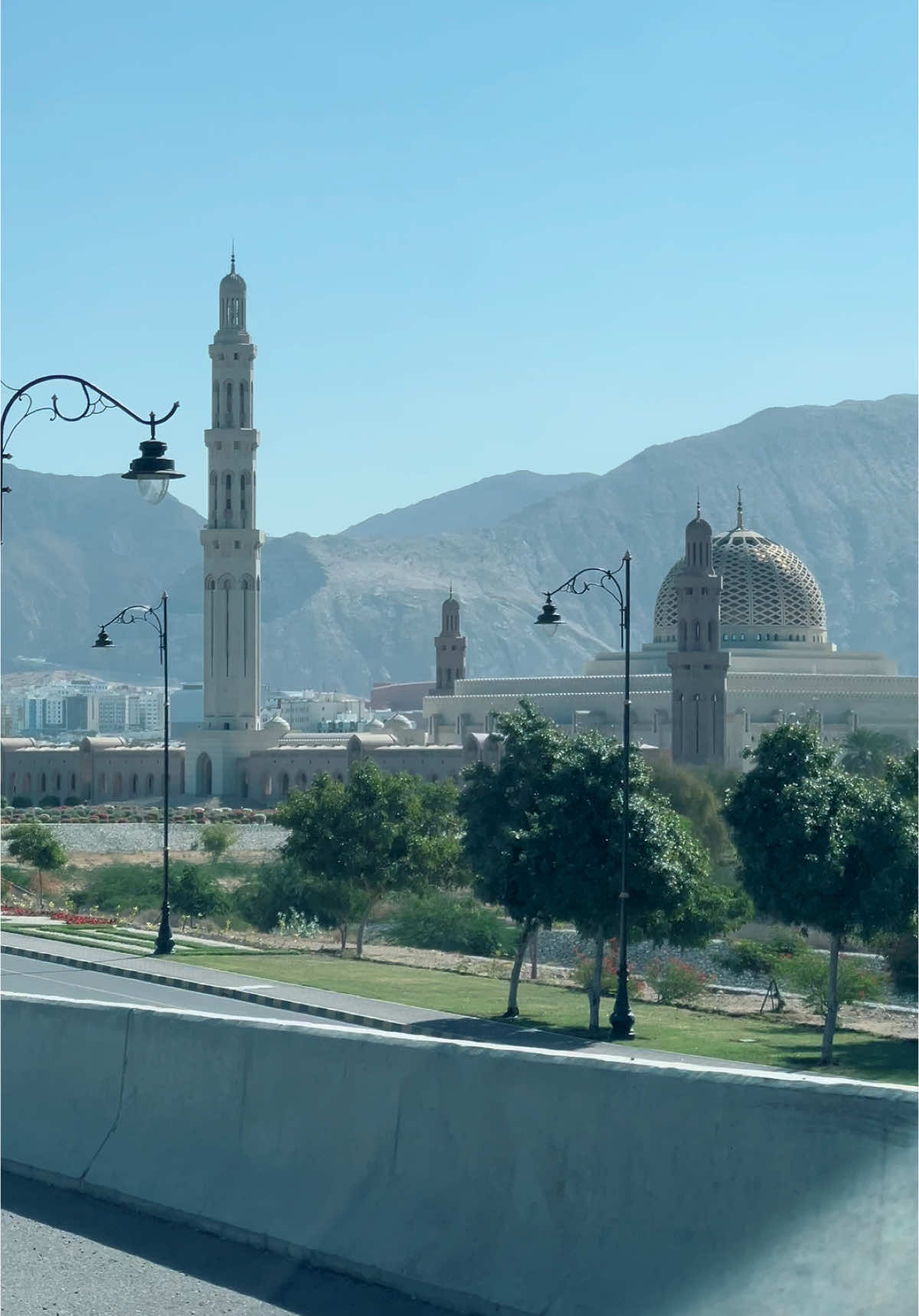 2nd Biggest Mosque In GCC , Konsa Mosque Hai Ye#queenoman12 #muscat_oman🇴🇲 #oman🇴🇲 #foruyou #foruyou #viral #tranding #muscat 