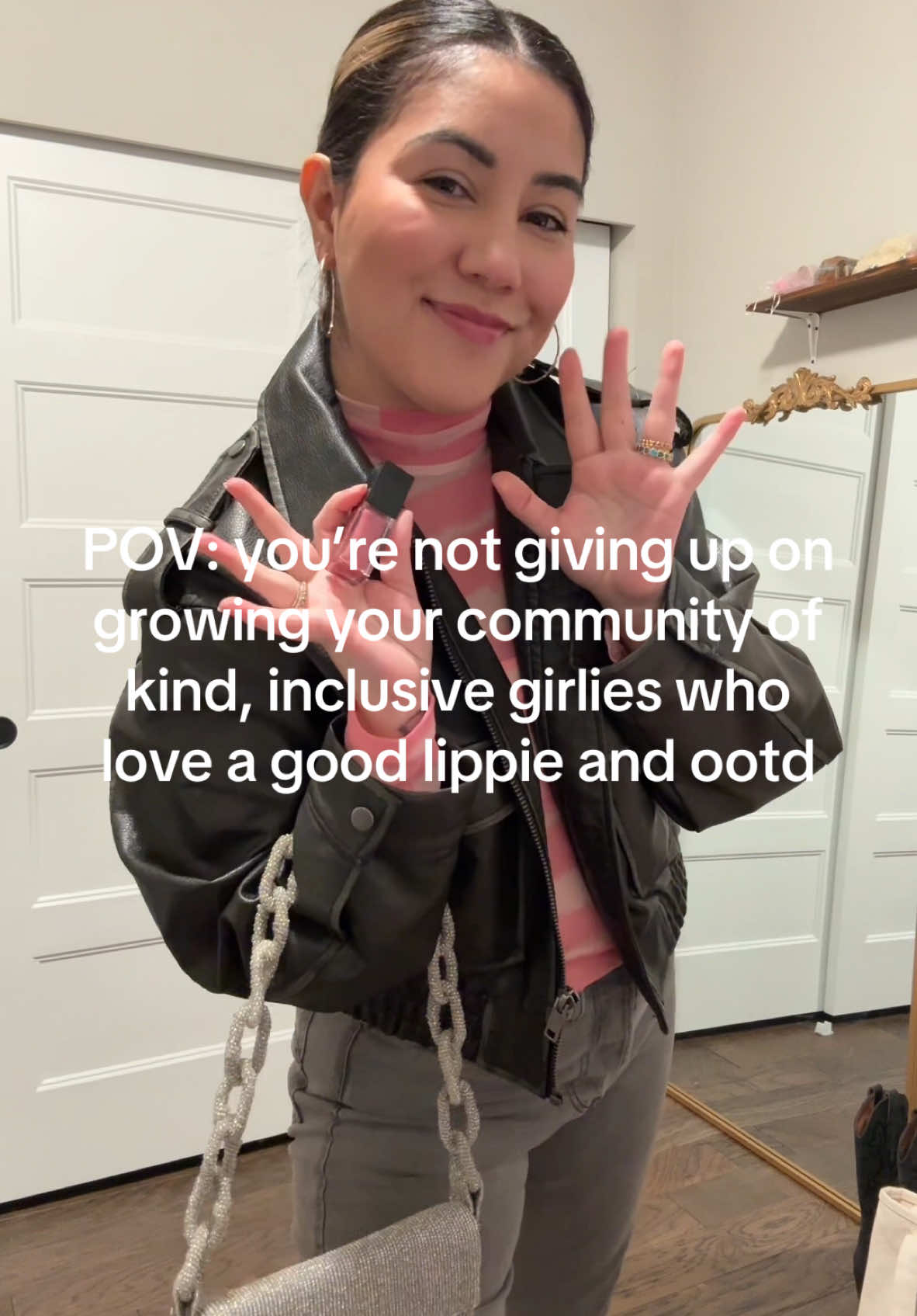 Hola! If you like a good beauty find, ootds, kind and inclusive people then let’s be friends 💗#creatorsearchinsights #latinacontentcreator #teamwork #elsolsaleparatodos☀️ #latinacreator #latina 