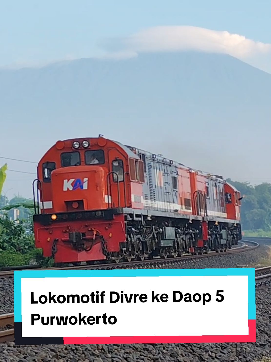 Perjalanan jauh Kertapati (Palembang) menuju ke Yogyakarta. Kapan lagi Lokomotif masih bercap Depo Kertapati atau KPT melewati Purwokerto #keretaapiindonesia #keretaapikita #keretaapi #indonesianrailways #foryou #fyppppppppppppppppppppppp #fypage #kai #daop5purwokerto #kaiupdate #kai121_ #divre #lokomotif #purwokerto #palembang 