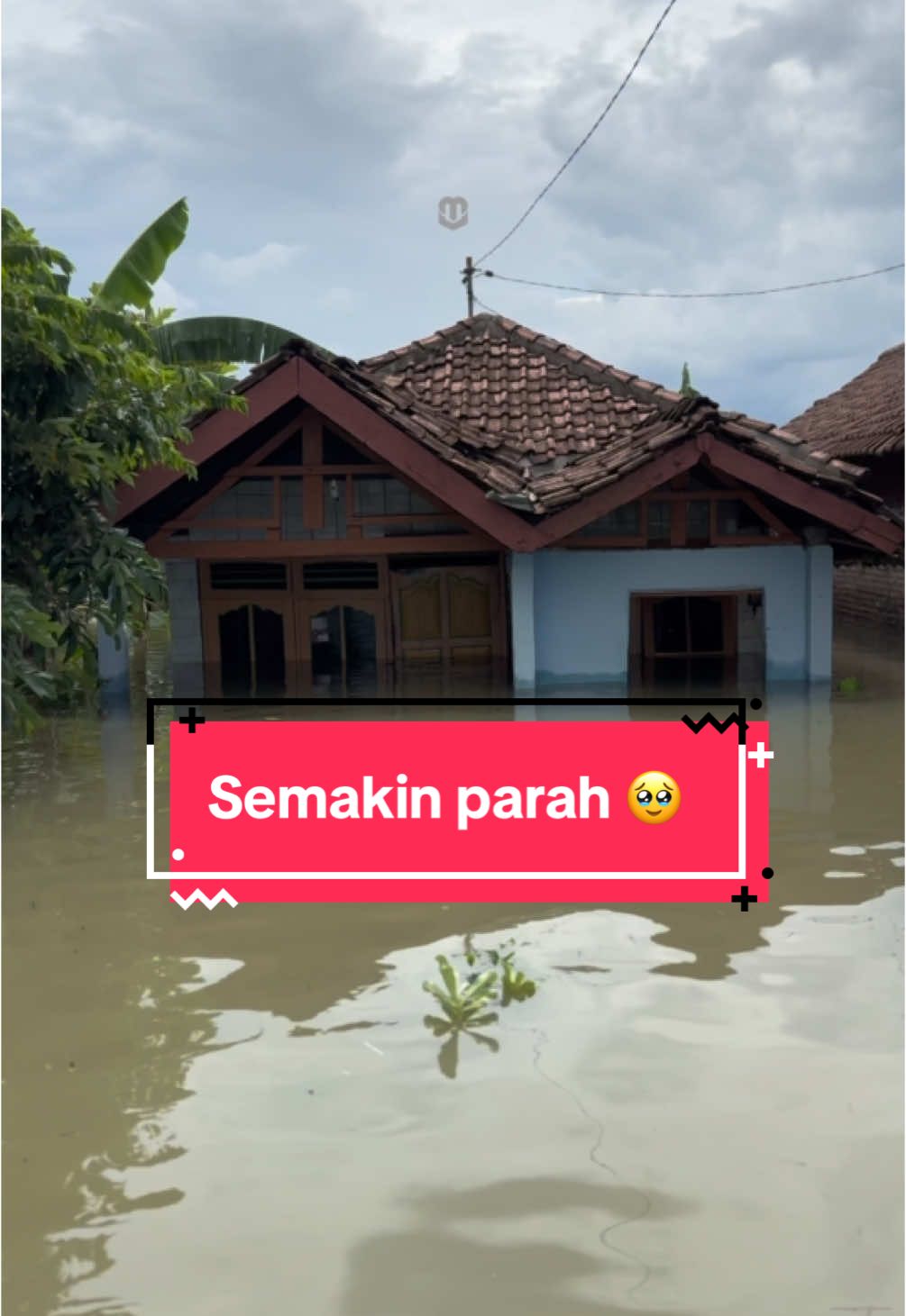 Kondisi terkini Banjir Tempuran Sooko, Kabupaten Mojokerto yang semakin parah 🥹 . Banjir masih mengenangi ratusan rumah warga di dua Dusun di Desa Tempuran, Sooko, Kabupaten Mojokerto. Banjir yang terjadi sejak Sabtu 7 Desember 2024 hingga kini Selasa 10 Desember 2024 masih terjadi. Bahkan air bukan malah tambah surut melainkan bertambah parah.  . Ketinggian air terpantau hingga mencapai sepingga orang dewasa. Bahkan sebagaian rumah nampak hampir tenggelam. Termasuk air banjir kiriman sungai Avur Watu Dakon ini juga membanjiri fasilitas umum, seperti sekolah, tempat ibadah dan juga kator pemerintah Desa.  . Pemerintah Kabupaten Mojokerto melalui BPBD juga sudah mendirikan tenda darurat, Dapur Unum juga pos kesehatan. Selain itu, ratusan relawan juga disiagakan dalam membantu proses evakuasi masyarakat.  . #updatemojokerto #tempuran #banjir #sooko 