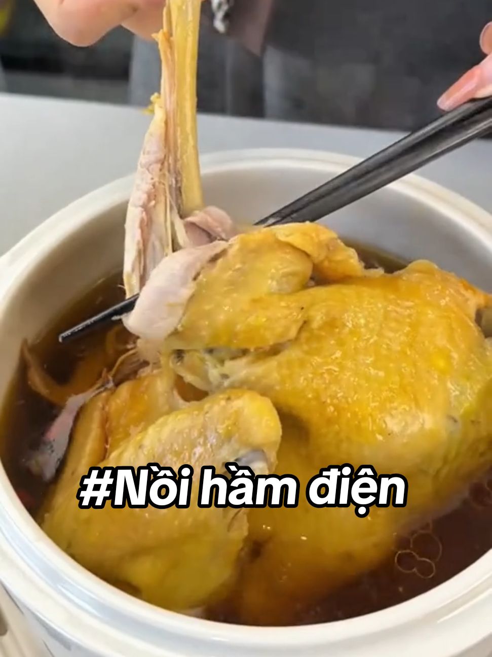 Tôi tìm thấy một chiếc nồi hầm điện có thể hấp và hầm cùng lúc. Nó thực sự thiết thực và tiện lợi. Một nồi có 5 nồi bên trong và còn đi kèm nồi hấp. Điều quan trọng là bạn có thể đặt trước, nồi hấp và hầm sẽ được giữ ấm tự động để đáp ứng nhu cầu của cả gia đình.#electricstewpot #electriccookingpot #electricsteamer #stewpot #cookingpots #steamer #kitchenappliances #homegoodies #multifunctional #practicalgoodies 