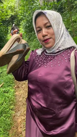 Ini mah kondangan yang penuh perjuangan 🤣 tapi kostum nya udah cantik kann 💖😂 #fyp #CapCut #kondangan #bridesmaids #bismillahfyp 
