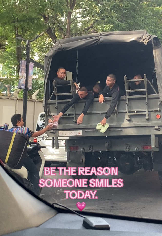 #thailand #bangkok #giving #Love #smile #thaiarmy #fun #december #2024 #motorcycle #traffic 