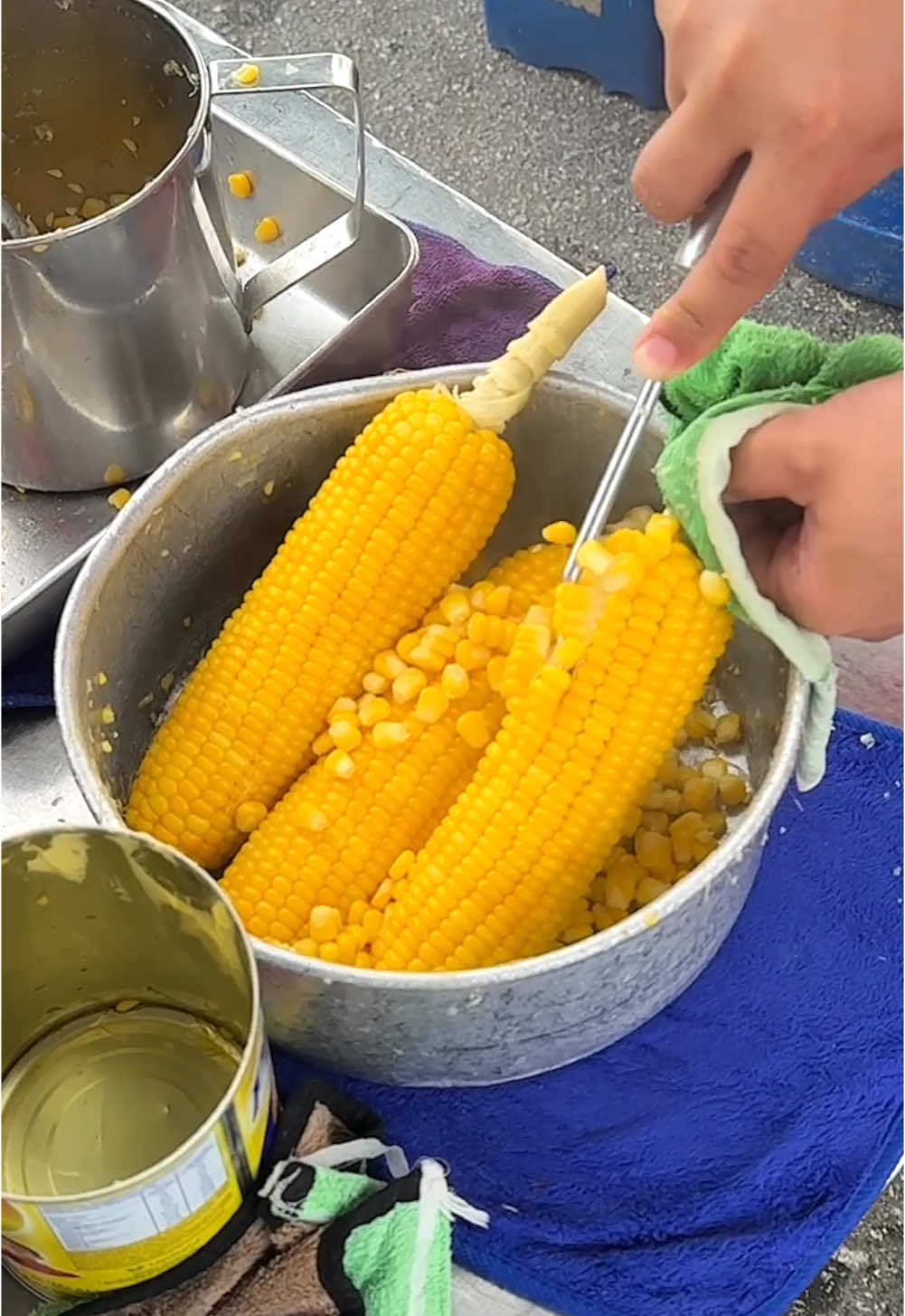 Perfect Corn Kernel Cutting Skills 📍Pasar Malam Setia Alam In Malaysia https://maps.app.goo.gl/FSemb6cLqaW9xpso7 Jalan Setia Prima A U13/A, Setia Alam, 40170 Shah Alam, Selangor ⏰ 4pm open #corn 