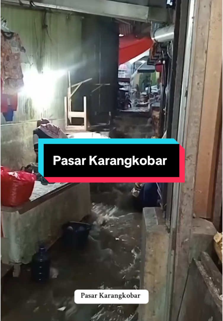 Kondisi saat ini ketika hujan deras air masuk ke Pasar Karangkobar (10/12) 📹 : riningndung  #Banjarnegara #InfoSeputarBanjarnegara 