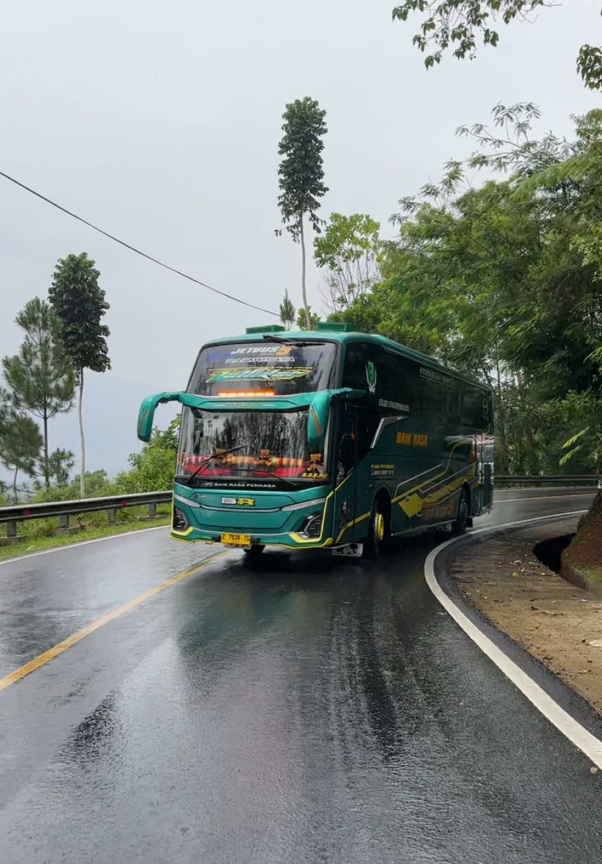 Yang idah joid teend corong atas @Baikrasa Zulfikar @baikrasaperkasa  #baikrasaperkasa #baikrasa #jetbus5 #syahdu #busmania #videobus #baikrasaofficial #hujan #fypage #fyp 