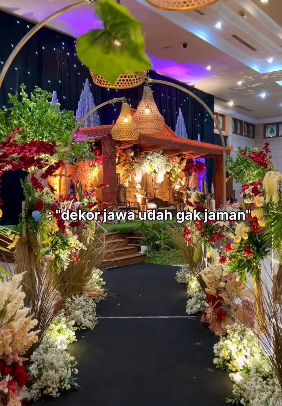 Konsep tradisional itu timeless 🫵🏼😠 maju sini  #dekorasiwedding #dekorasisurabaya #dekorasisidoarjo #dekorasiadatjawa #dekorasiweddingsurabaya #weddingdecoration #weddingtiktok #weddingdecor #surabaya #dekormojokerto #fyp #fyppppppppppppppppppppppp #weddingjawa #intimatewedding #javaneseculture #javanesewedding #javaneseweddingdecoration 