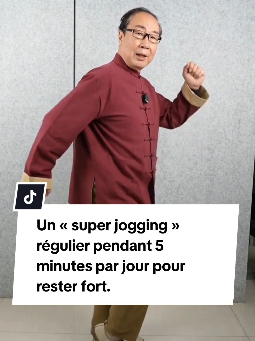 Un « super jogging » régulier pendant 5 minutes par jour vous maintiendra en bonne santé ! Il n'y a pas assez de force ici et la pompe ne peut pas activer tout le corps.  Vous pouvez l'exercer en un seul mouvement.  Je vais vous apprendre un super exercice que vous pouvez faire à la maison. -des amis âgés et âgés pour faire de l'exercice.  Cela ne prend que 5 minutes par jour.  Cela peut vous rendre plus fort et ouvrir tout votre corps.  Comment le faire spécifiquement, voyez-vous, levez vos jambes, faites-le lentement comme ça, pointez vos orteils vers le sol, soulevez vos talons, faites attention, nos pieds doivent se lever, puis bouger d'avant en arrière, balancer les deux bras, cette L'action semble très simple, tout comme lorsque nous courons habituellement à l'extérieur, nous pouvons commencer avec un rythme plus lent, puis accélérer lentement le rythme et maintenir ce rythme.  Nous pouvons faire cet exercice à la maison pendant 10 minutes chaque jour on peut persister dans cet exercice.  En suivant cela, tout votre corps deviendra meilleur.  Vivez une vie saine sans faire de détours.