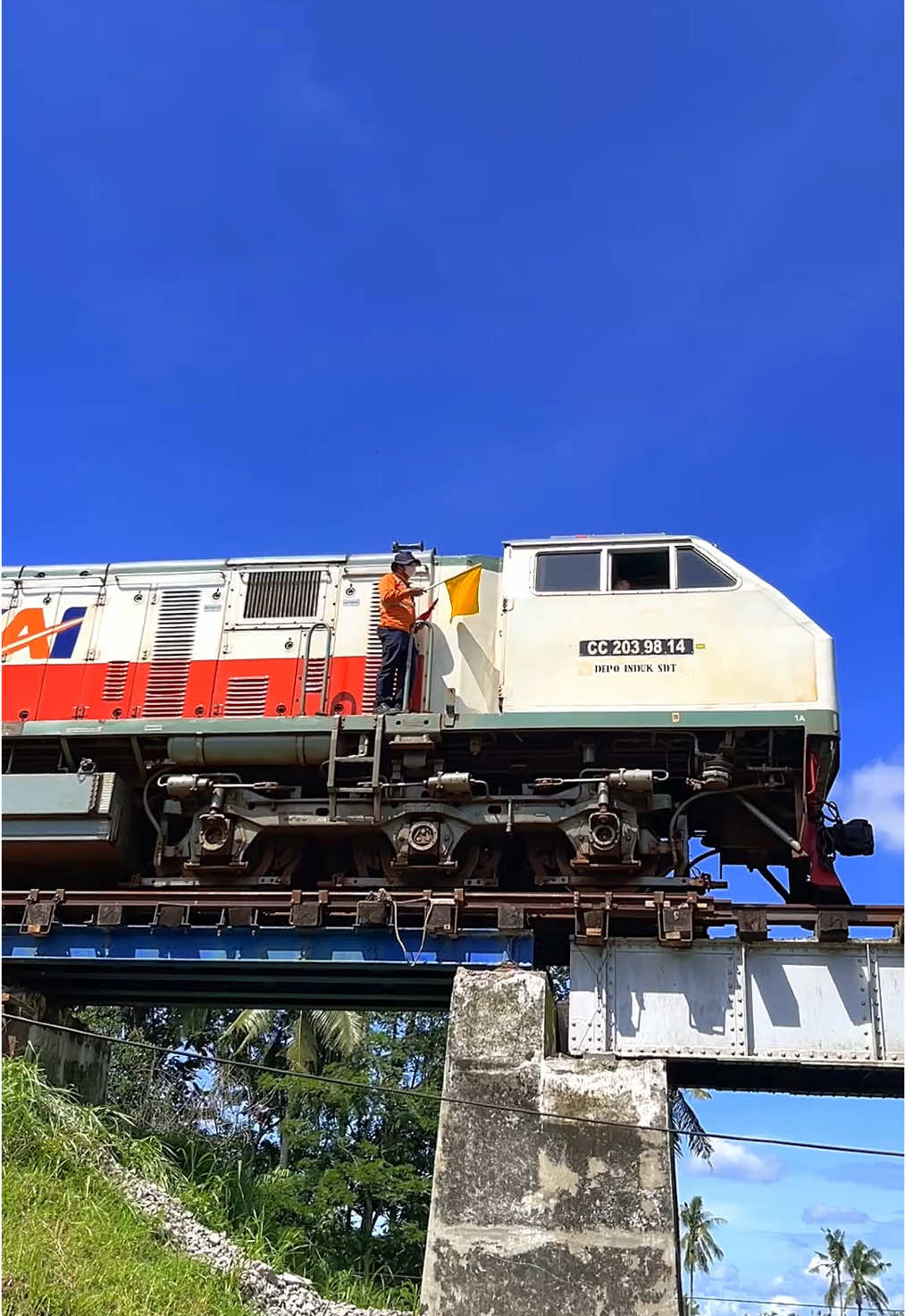 Semboyan 2C jalan tidak boleh lebih 5km/jam #fyp #keretaapi #keretaapiindonesia #railfansindonesia #trending #foryoupage #kai #viral #jember 