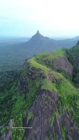 Pesona Bukit Batu Putri dengan ketinggian 505 Mdpl dengan View Bukit Serelo , yang terletak di Desa Padang Kecamatan Merapi Selatan Kabupaten Lahat Provinsi Sumatera Selatan. Untuk track jalanya cukup Extreme, walaupun hanya ketinggianya 505 Mdpl, untuk mencapai puncak masih tetap menguras tenaga, dikarenakan medan track yang terjal, tapi tidak usah khawatir, jalur yang terjal extreme itu sudah dikasih Tali pengaman. Adapun kenikmatan yang bisa kita rasakan setelah sampai puncak Bukit Batu Putri yaitu Kita bisa melihat Savana rerumputan yang berwarna hijau dengan view Bukit Serelo dan Bukit besak, jadi sangat memanjakan mata dan bisa bikin kita betah berlama-lama di lokasi ini. 