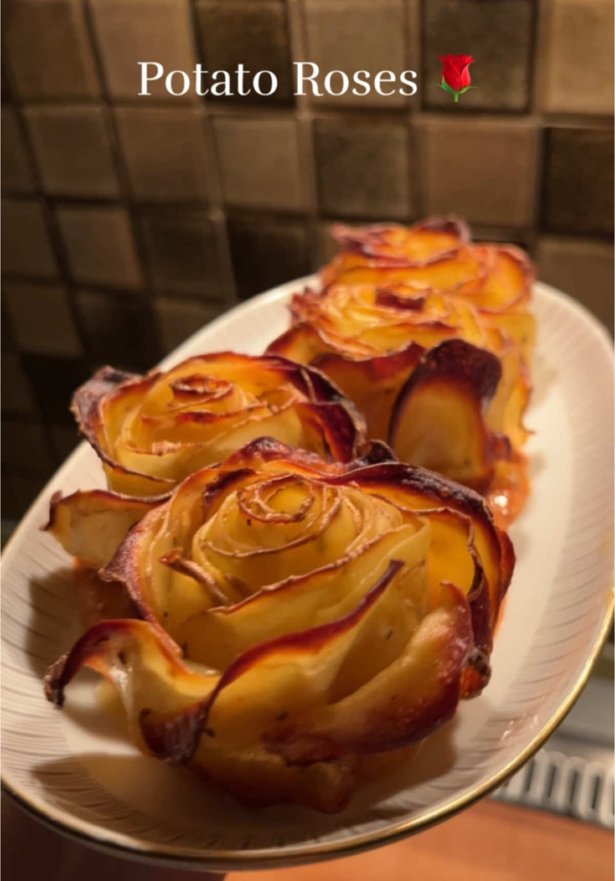 Potato Roses 🌹  Ingredients: 3-4 potatoes 3 tbsp vegetable oil 1 tsp garlic powder 1 tsp paprika 1 tsp oregano Salt to taste Wash the potatoes and thinly slice them using a mandolin slicer. Toss the potato slices with oil, garlic powder, paprika, oregano, and salt until evenly coated. Lay the slices slightly overlapping in a straight line on a cutting board, then roll them from one end to form a rose shape, as shown in the video. Place each rose in a greased muffin tray to hold the shape and prevent sticking. Bake at 190°C (375°F) for 25-30 minutes, or until golden and crispy. Serve with gochujang mayo and enjoy! ♥️ . . . . . . . #potato #potatoroses #potatotiktok 