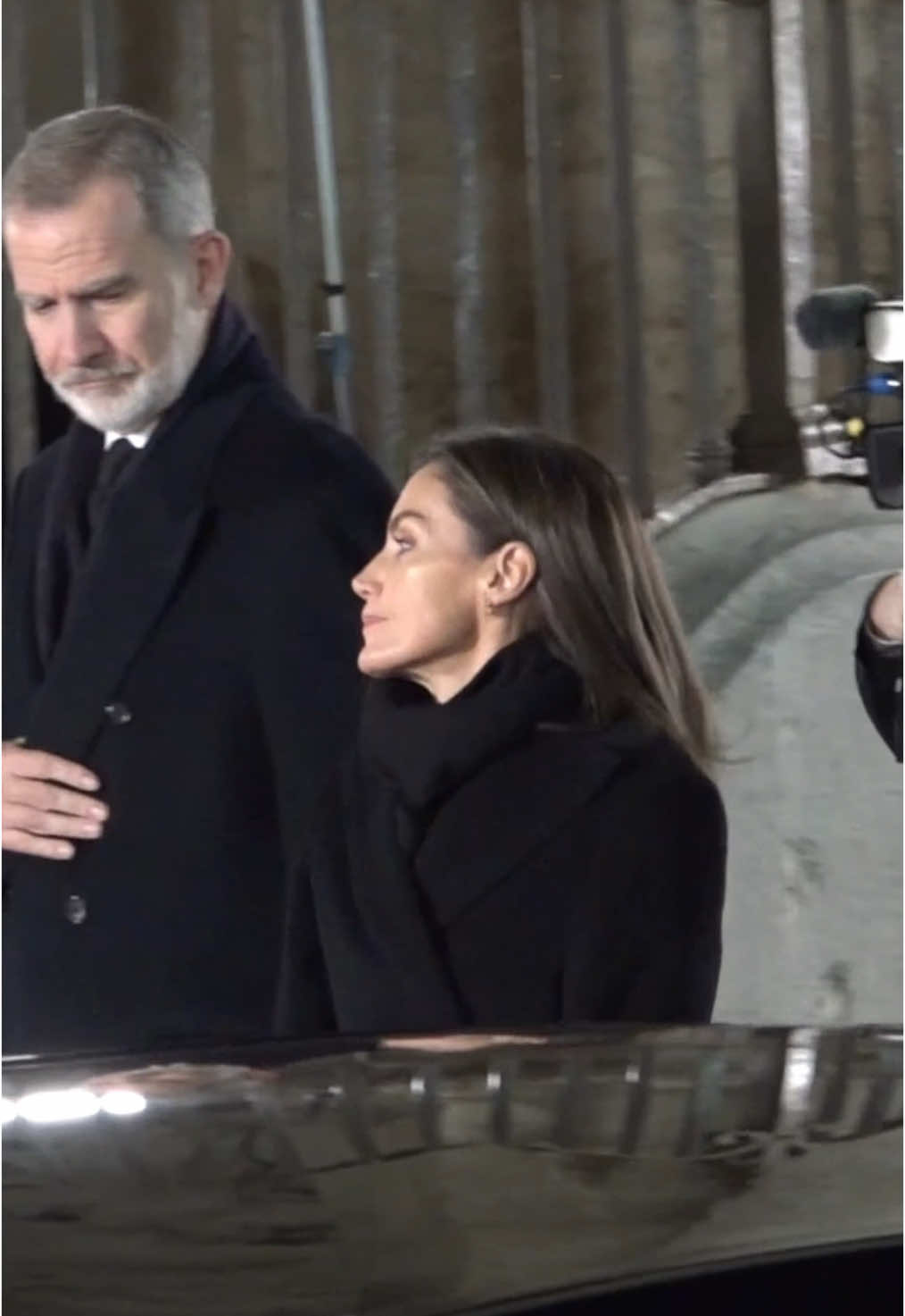 Los reyes Felipe y Letizia acompañan a los familiares de las víctimas de la DANA en la misa funeral por las 222 víctimas mortales en las inundaciones. Sus Majestades han sido recibidos por el arzobispo de Valencia, Enrique Benavent, y una representación del cabildo.  #reyfelipevi #reinaletizia #realeza #royals #dana #valencia 