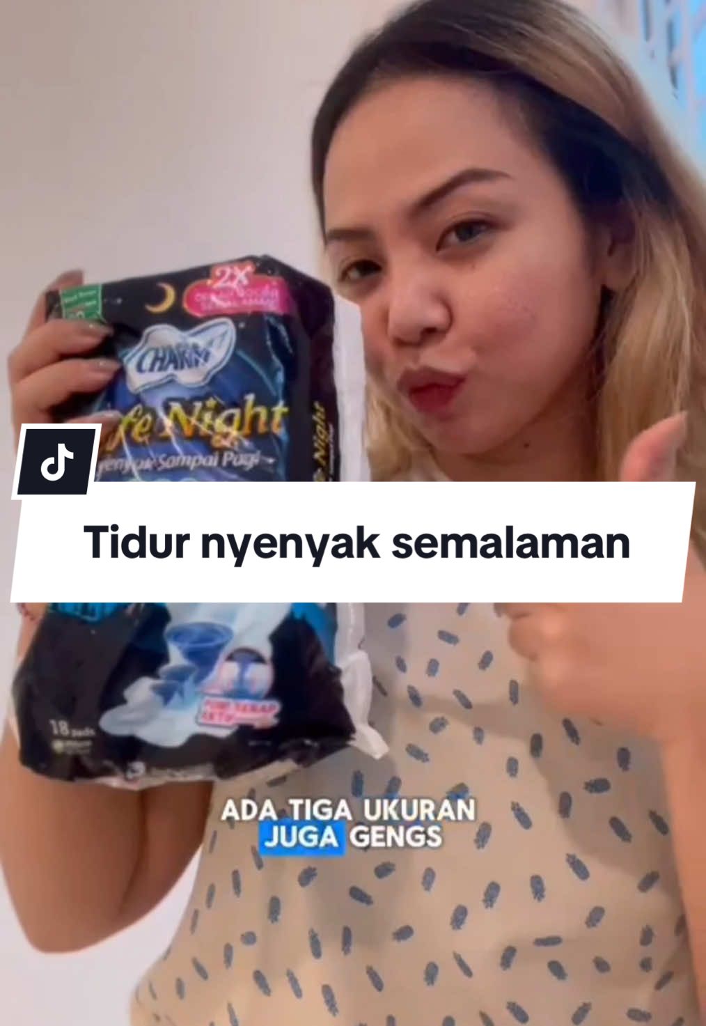 Jadi aku dapet DM dari followers aku nih, “Rekomendasi pembalut yang nyaman untuk tidur?”🤔 Aku langsung jawab aja pembalut Charm yang Charm Safe Night!✨Karena pembalut ini punya pori serap aktif yang menyerap cairan lebih banyak dan cepat, jadi bisa bikin 2x cegah bocor semalaman!💤 Dan pembalut ini ada 3 ukuran loh, 29cm, 35cm dan 42cm. Jadi buat kalian langsung aja deh cobain Charm Safe Night!🥰