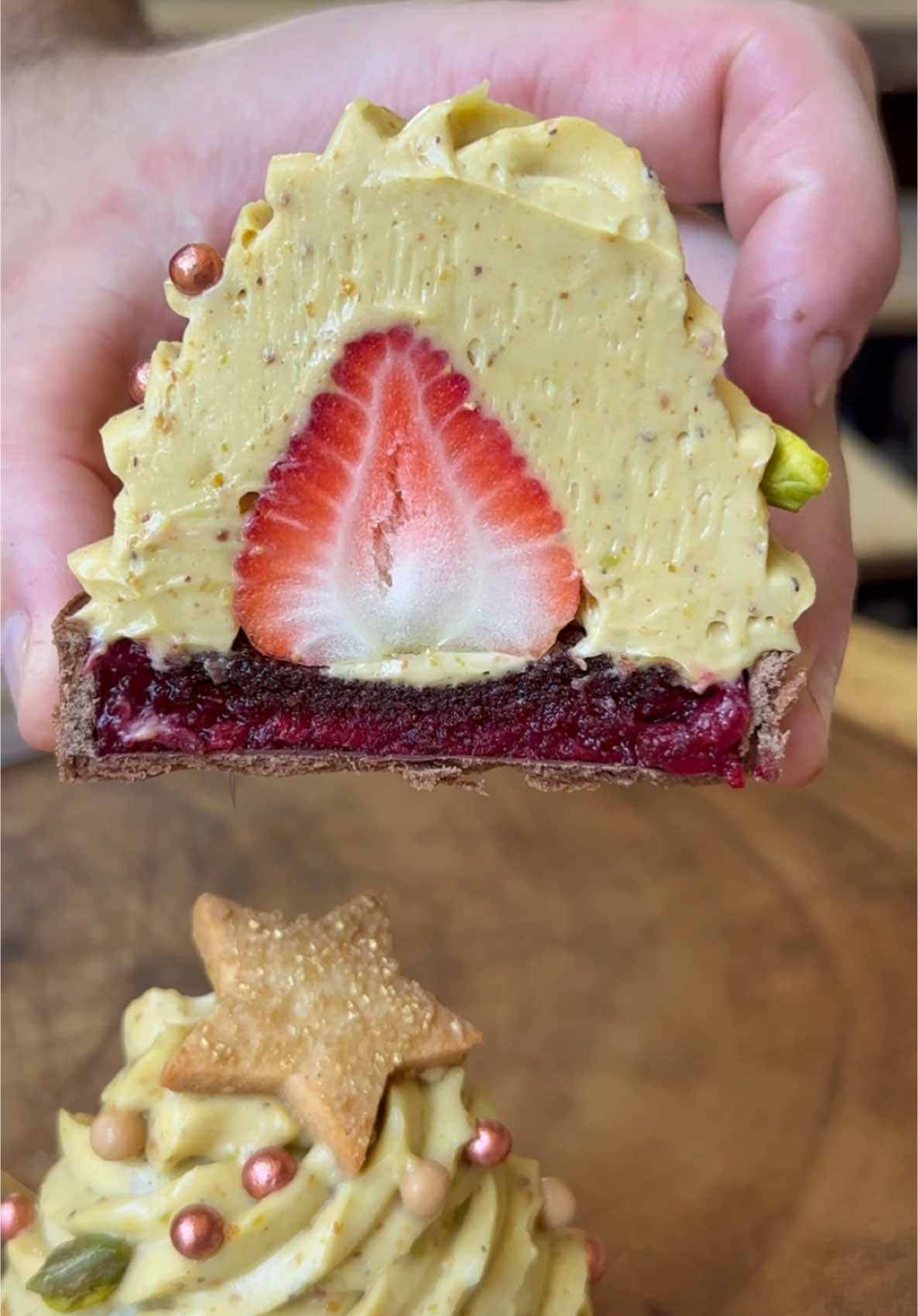 Our Pistachio Christmas Tree has a heart of strawberry 🍓 In the cabinet now, & it’s also available for pre-order as part of our Christmas Pastry Box. Chocolate tart shell filled with choc sponge, cherry compote, a fresh strawberry, & pistachio whipped ganache; decorated with sugar-pearl baubles, pistachios & a golden star cookie. Bam 🎄 #pastrylover #tart #christmastree #christmasdessert #strawberry #pistachio #christmasbaking #bakerytiktok #bambambakehouse #goldcoastaustralia 