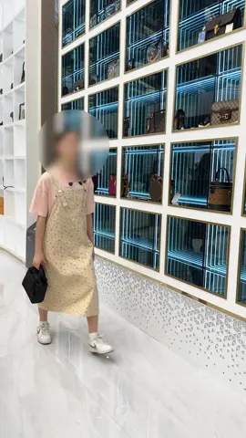 【蜜獾奢品嘉嘉的作品】女子来店抢包，竟反咬一口想报警？ # 蜜獾奢品嘉嘉...