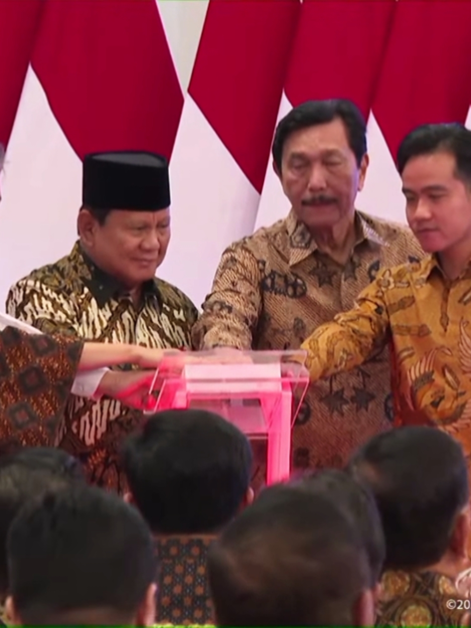 Presiden Prabowo Subianto melakukan penekanan tombol bersama Wapres Gibran Rakabuming, Airlangga Hartarto Menteri Koordinator Bidang Perekonomian Republik Indonesia, Sri Mulyani Menteri Keuangan Indonesia dan Luhut Binsar Pandjaitan Ketua Dewan Ekonomi Nasional yang dilakukan di Istana Negara pada 10 Desember 2024. Hal itu dilakukan sebagai simbol penyerahan Digital Daftar Isian Pelaksanaan Anggaran (DIPA) dan Buku Alokasi Transfer ke Daerah (TKD) Tahun Anggaran 2025 serta Peluncuran Katalog Elektronik Versi 6. #foryou #fyppppppppppppppppppppppp #masukberanda #fyp #prabowopresiden2024  #presidenprabowo #prabowo #prabowogibran #merahputih #prabowogemoy #menteri 