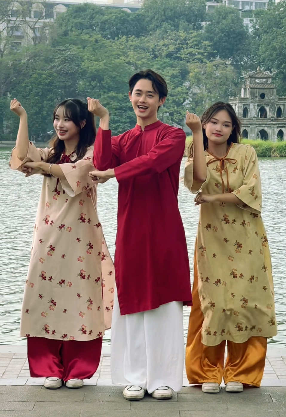 cần cả nhà gợi ý cho chúng tôi thêm nhiều bài Tết nữa ạ🥰 (DC: Me🫶🏻)  #tahuyduc #tahuyducdaily #TikTokDanceVN #Tet2025 @Tiệm Nhà Liin - Bán & Cho Thuê @Tạ Huy Đức Daily @Kìu Tranggg @Nguyen Tuyet Nhung 