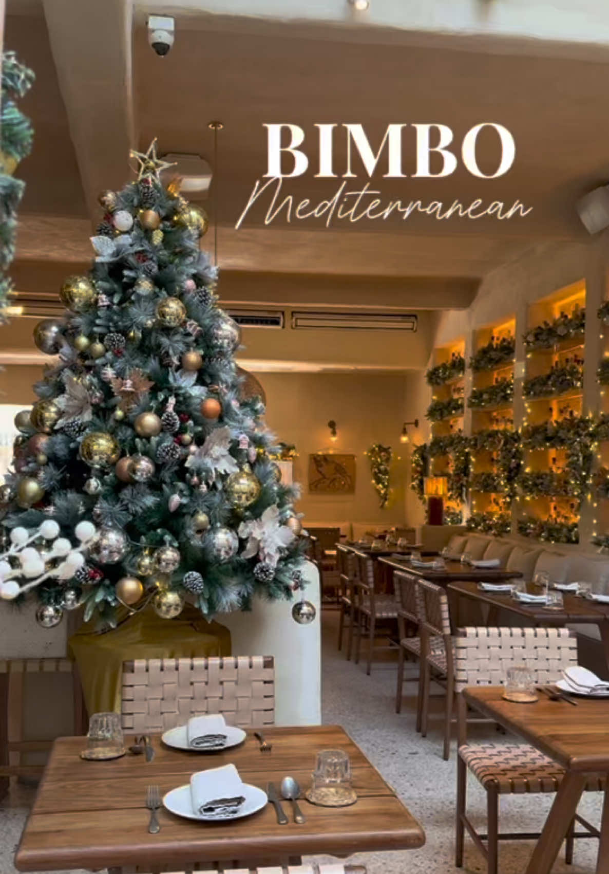 Bimbo Mediterranean Restaurant &Bar✨ ร้านสวยมากกก แสงดี ยิ่งตอนนี้จัดธีมคริสมาสต์ยิ่งสวยเลยค่ะ🥰🎄 ได้รูปกลับมากันแน่นอนนน🫶🏻 #bimbo #mediterraneanfood #ร้านอาหารฉลองคริสมาส #บันทึกการกินของนีน่า #รีวิวร้านอาหาร 