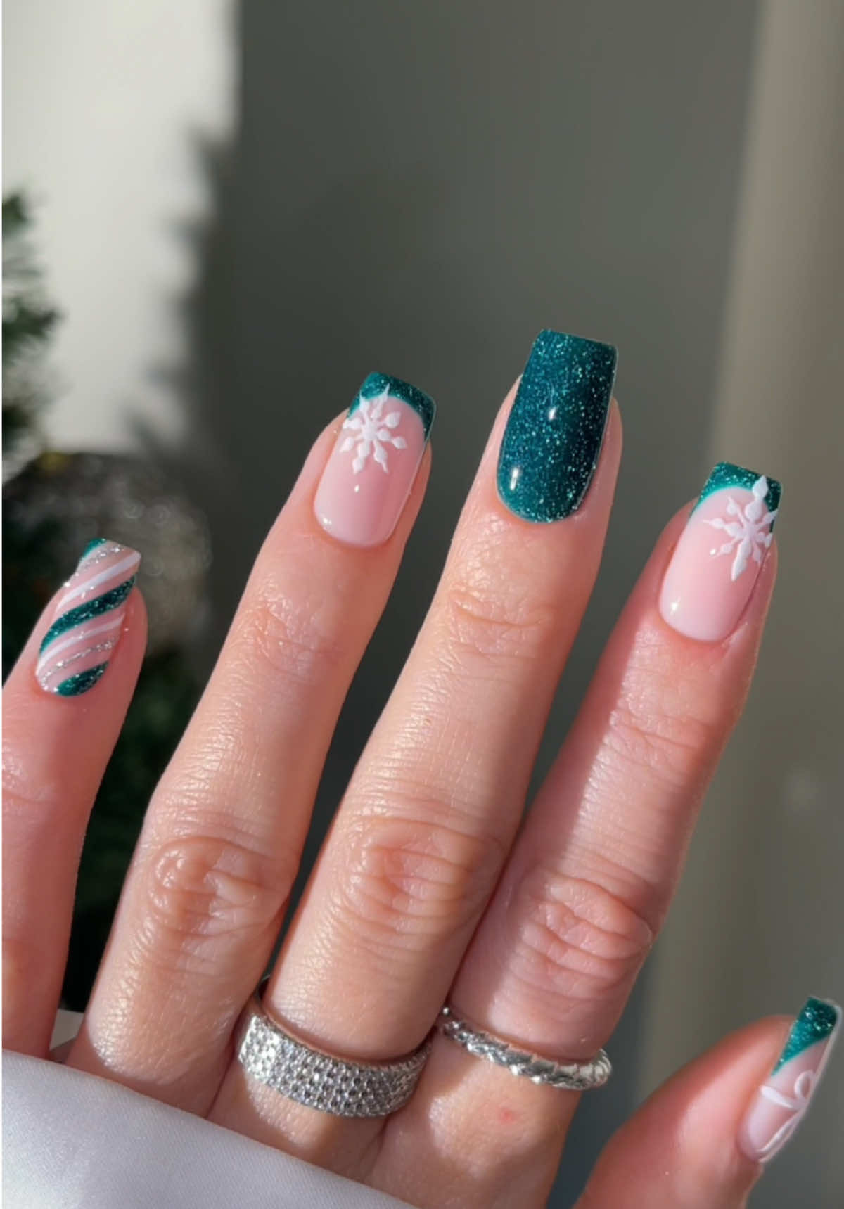 reflective glitter for the forseeable #glitternails #christmasnails #winternails #greennails #holidaynails 