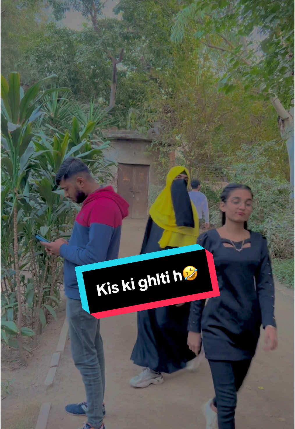 Kis ki ghlti hai 🤣#foryou #foryoupage #girlvoiceprank #funnyvideo #comedyvideo 