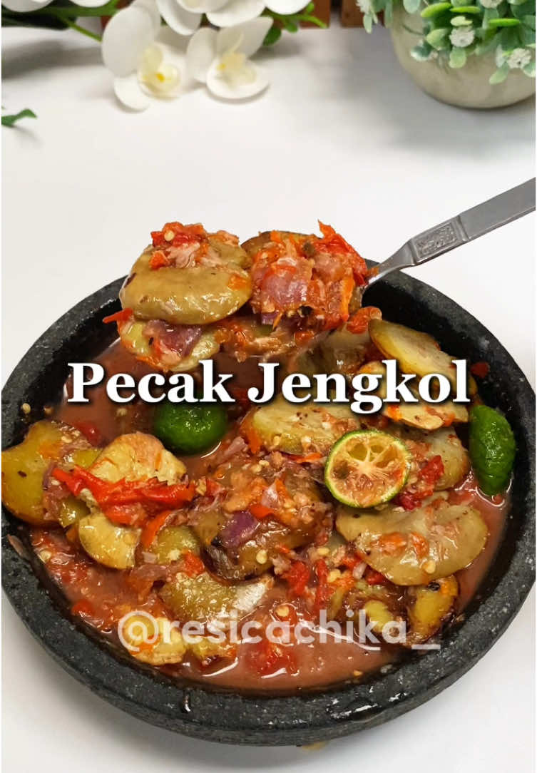 Siapa yang suka jengkol ? ✋🏻😁 Baru tau wei di masak kayak gini ternyata enak bangeeeeeet .. Beneran bikin nambah nasi terus sih 😭 Resep dari si ratu jengkol @nikadewanti  Gas kalian wajib cobain juga.. Pecak Jengkol Bahan : 250gr jengkol 9 cabe rawit 2 cabe merah keriting 6 siung bawang merah 3 siung bawang putih Sejempol kencur 2 ruas jahe 1/2 cube terasi 1 sdt gula pasir 1/2 sdt garam 1/4 sdt msg 2 buah jeruk limau 150ml air mendidih Selamat mencoba ya .. #pecakjengkol #pecak #sambelpecak #jengkolpecak #jengkolgoreng 