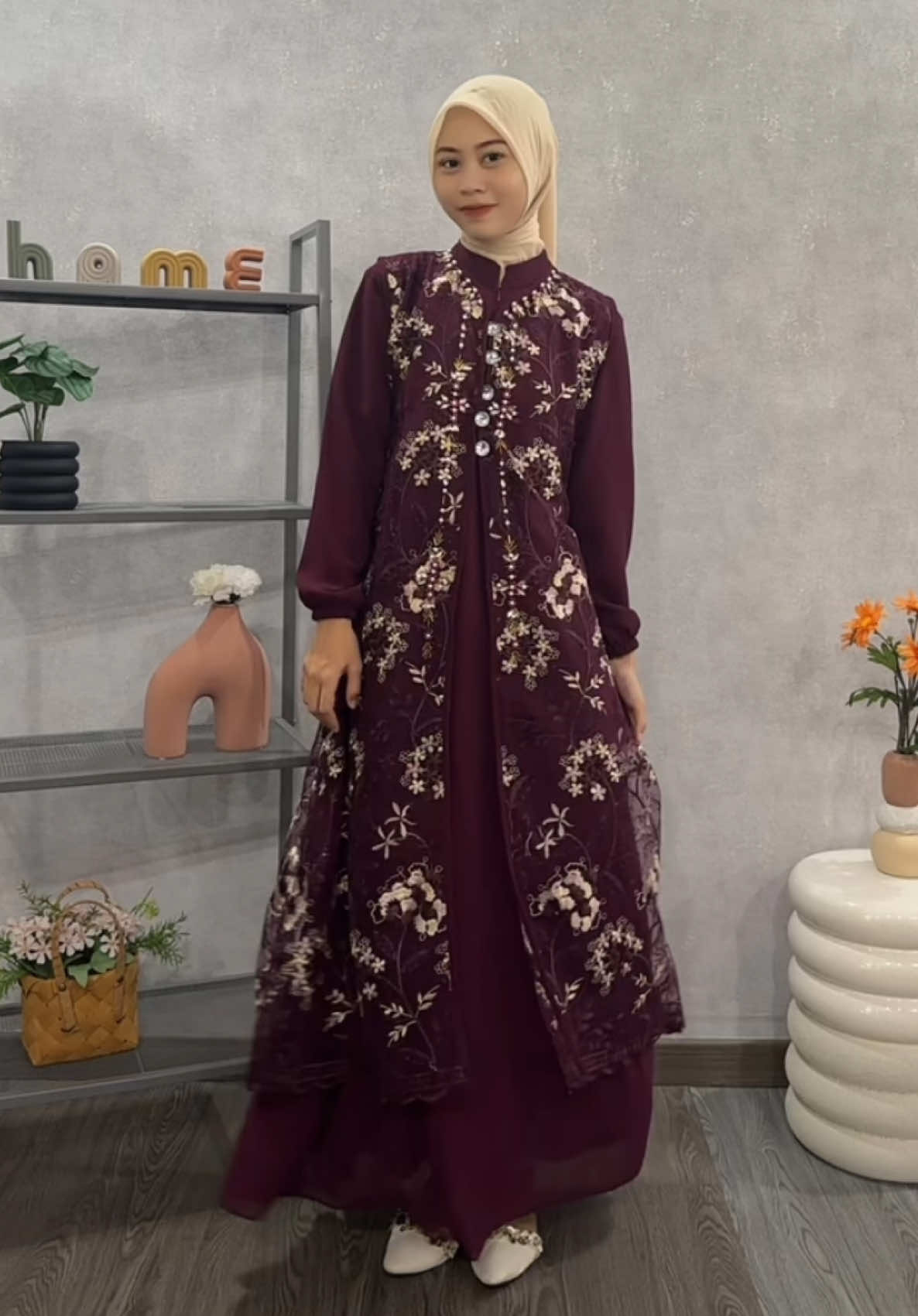 syifa dress burgundy #dresspesta #dresslamaran #dresspestamewah #dresscantik #outfitkondanganremaja #dressseragamankeluarga #kondangancheck #dressmewah #bajulebaranmewah #megaguncang1212 