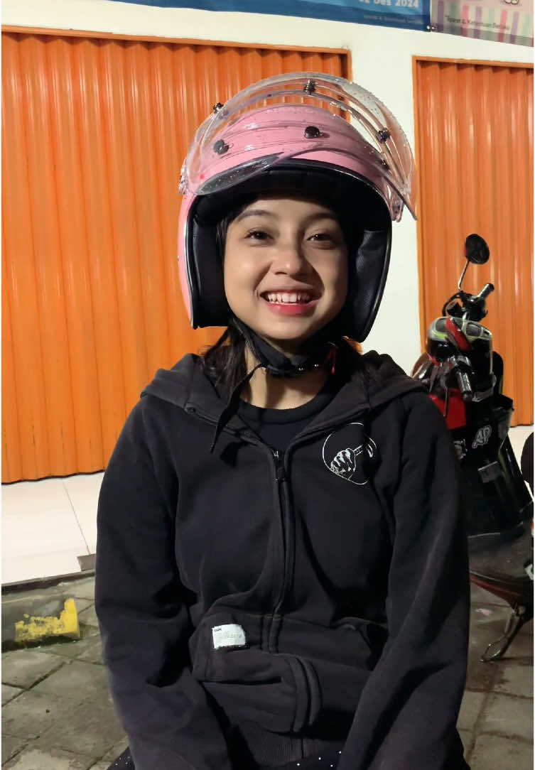 kembali dimalam hari dengan suguhan ocehan muka imut si cantik ini dengan pelengkap helm pink andalan yang baguss terlihat manis nan lucu @Marcolino Helmet 