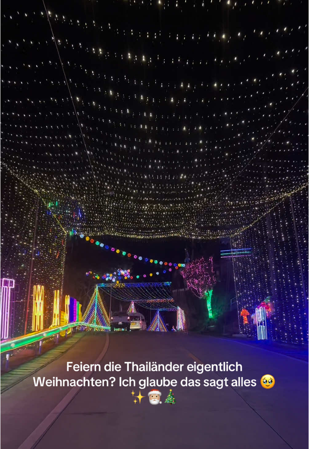 Wir haben sowas in unserem Leben noch nie gesehen 😍😱 #christmas #thailand #xmas #newyear #deko #2025 #wonderland #foruyou #fyp #kohphangan #haadrin 