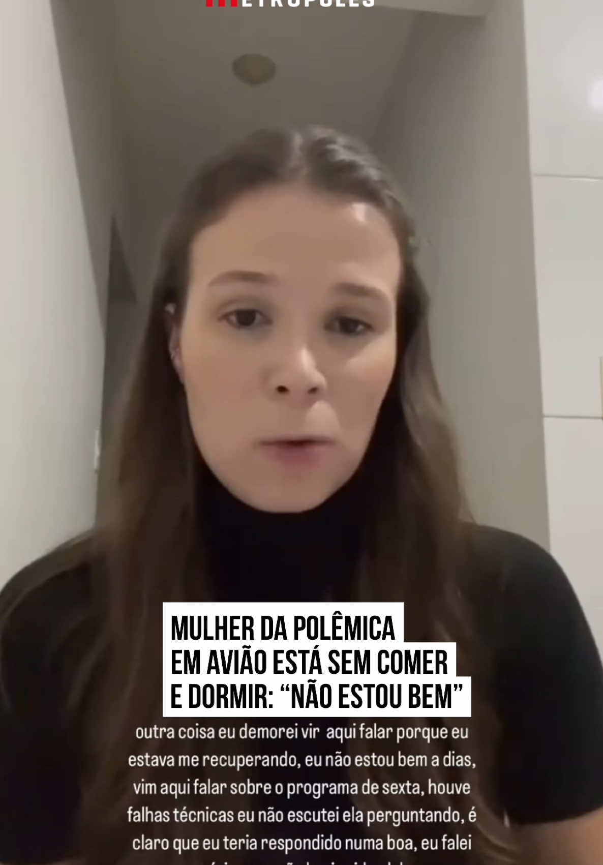 📹 #JenifferCastro, mulher que ganhou notoriedade ao viralizar em um vídeo onde se recusava a trocar de assento em um voo recentemente, desabafou nas redes sociais na noite dessa segunda-feira (9/12). Após toda repercussão do caso, ela confessou estar enfrentando dificuldades emocionais. Jeniffer relatou que tem sido alvo de críticas intensas, especialmente pela demora em se manifestar sobre o incidente que desencadeou o debate online. “Demorei a falar porque não estava bem pelo constrangimento que passei no avião e todas as pessoas (que me atacaram) e ainda ter que ver esses comentários, não está sendo fácil. Desde o fato ocorrido não estou dormindo, não estou comendo, não estou bem há dias”, disse ela no Instagram. Jennifer também reafirmou que nunca falou que foi a mãe da criança que gravou o vídeo e divulgou na internet: “Sempre falei que não era ela. Desde que o vídeo viralizou eu respondo comentários e comento que não foi a mãe que me gravou”. Nas imagens que viralizaram, a mulher se nega a ceder o seu assento na janela de um avião para uma criança que estava dando birra. #TikTokNotícias