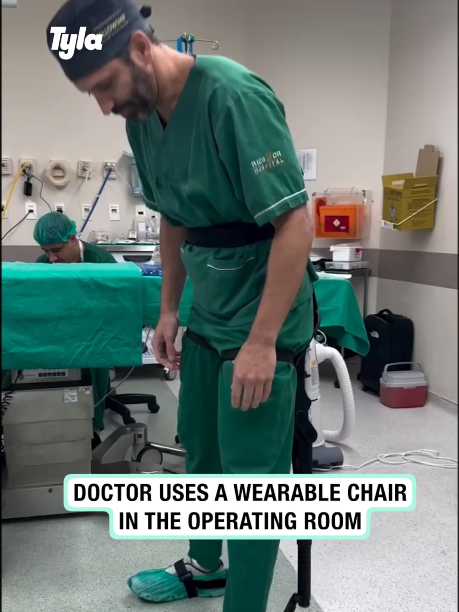 The perfect Christmas present for a Zara boyfriend 🥰 (🎥: ViralHog) #doctor #operatingroom #boyfriend #zara #hospital