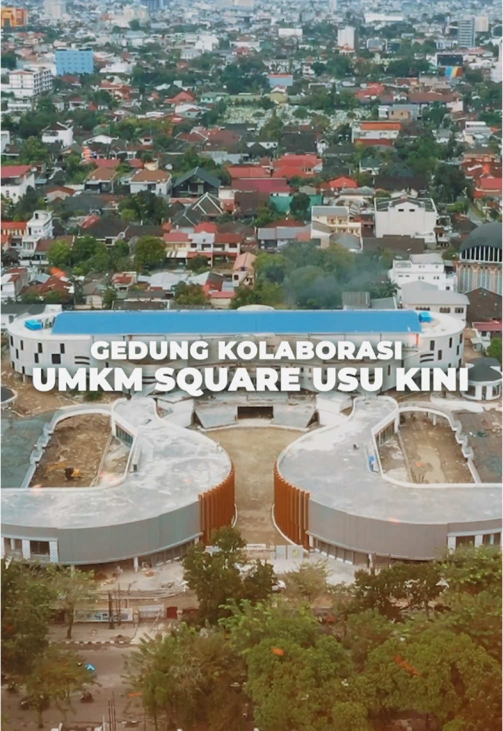 Gedung Kolaborasi UMKM Square USU merupakan pusat inovasi dan pemberdayaan bagi UMKM lokal di Kota Medan. Bertujuan untuk mendukung pembinaan, pengembangan produk, dan pemasaran UMKM. Kehadiran gedung ini mencerminkan komitmen pemerintah dalam memajukan perekonomian daerah melalui sektor UMKM dengan mendorong kolaborasi antara akademik, pemerintah, dan sektor usaha. Semoga gedung ini dapat meningkatkan kesejahteraan masyarakat melalui penguatan sektor UMKM sebagai tulang punggung perekonomian lokal. #KolaborasiMedanBerkah  #MedanBerkah  #SalamKolaborasi 