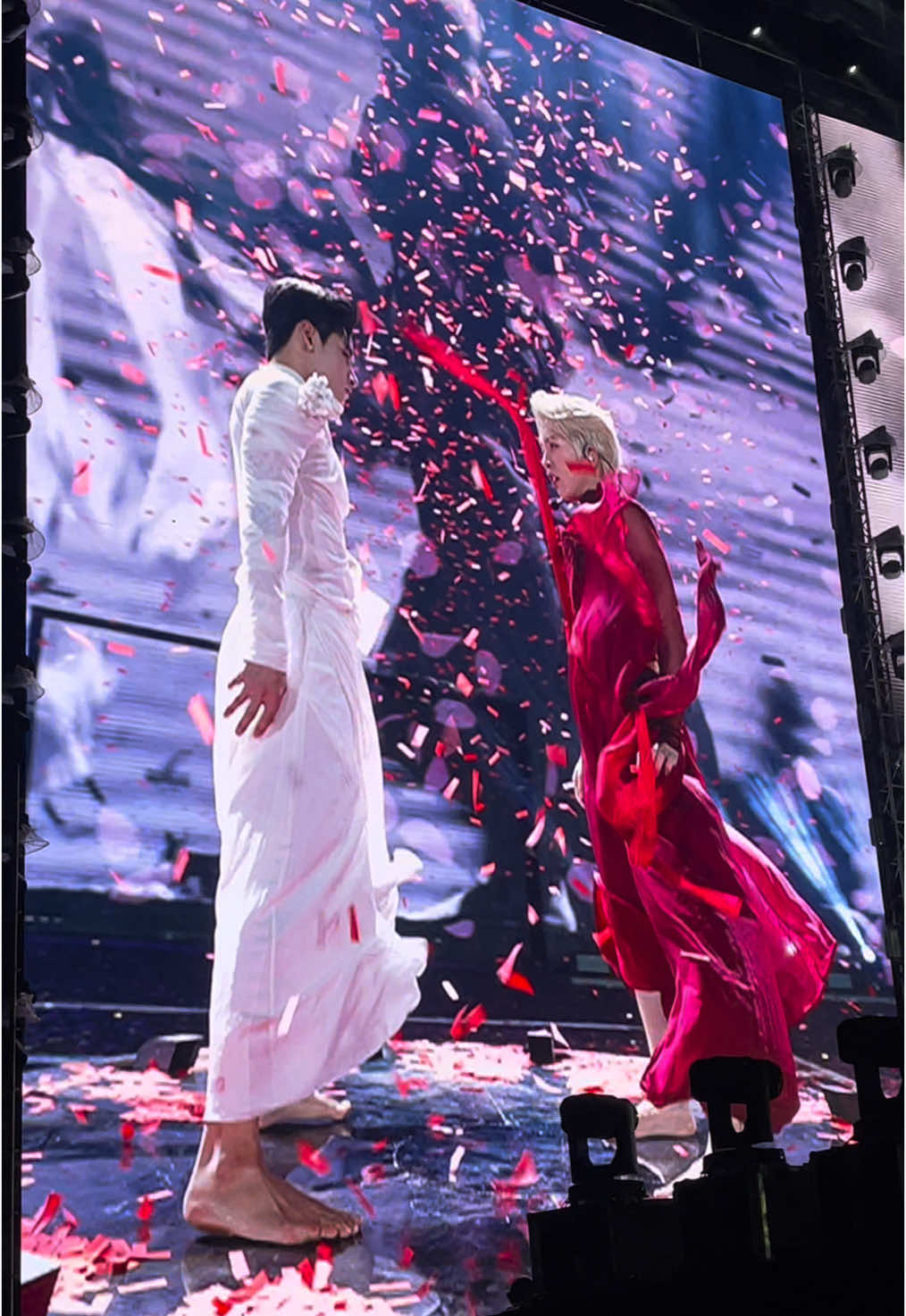 Trả lại em về với yên bình#ducphuc#hunghuynh#doaphudungcuoicung#anhtraisayhi#concerts @ĐỨC PHÚC